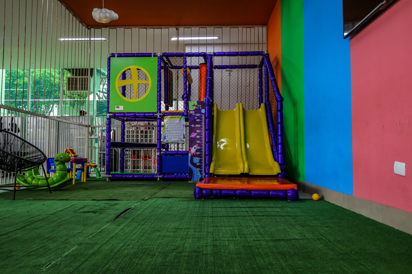 Brinquedoteca do espaço kids, com escorregador e estrutura de playground