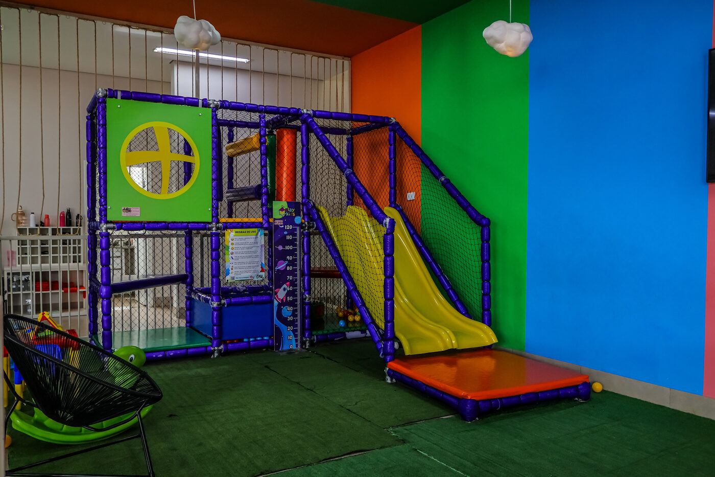 Playground do espaço kids visto de outro ângulo, com escorregador amarelo