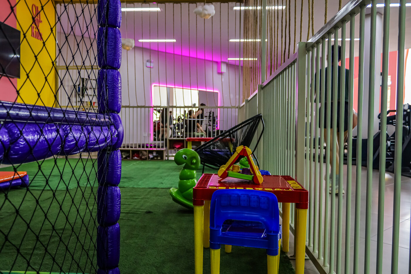 Túnel e brinquedos do espaço kids da Oh My Gym