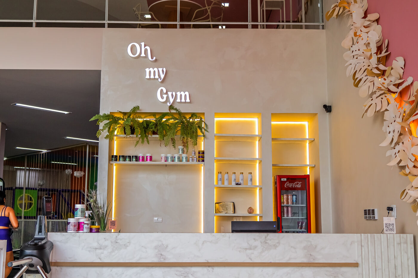 Balcão de recepção da Oh My Gym visto de outro ângulo