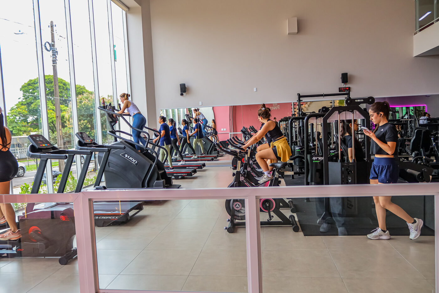 Área de cardio da Oh My Gym, com esteiras e bicicletas ergométricas