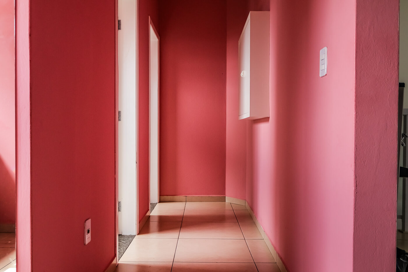 Corredor de acesso ao vestiário da Oh My Gym