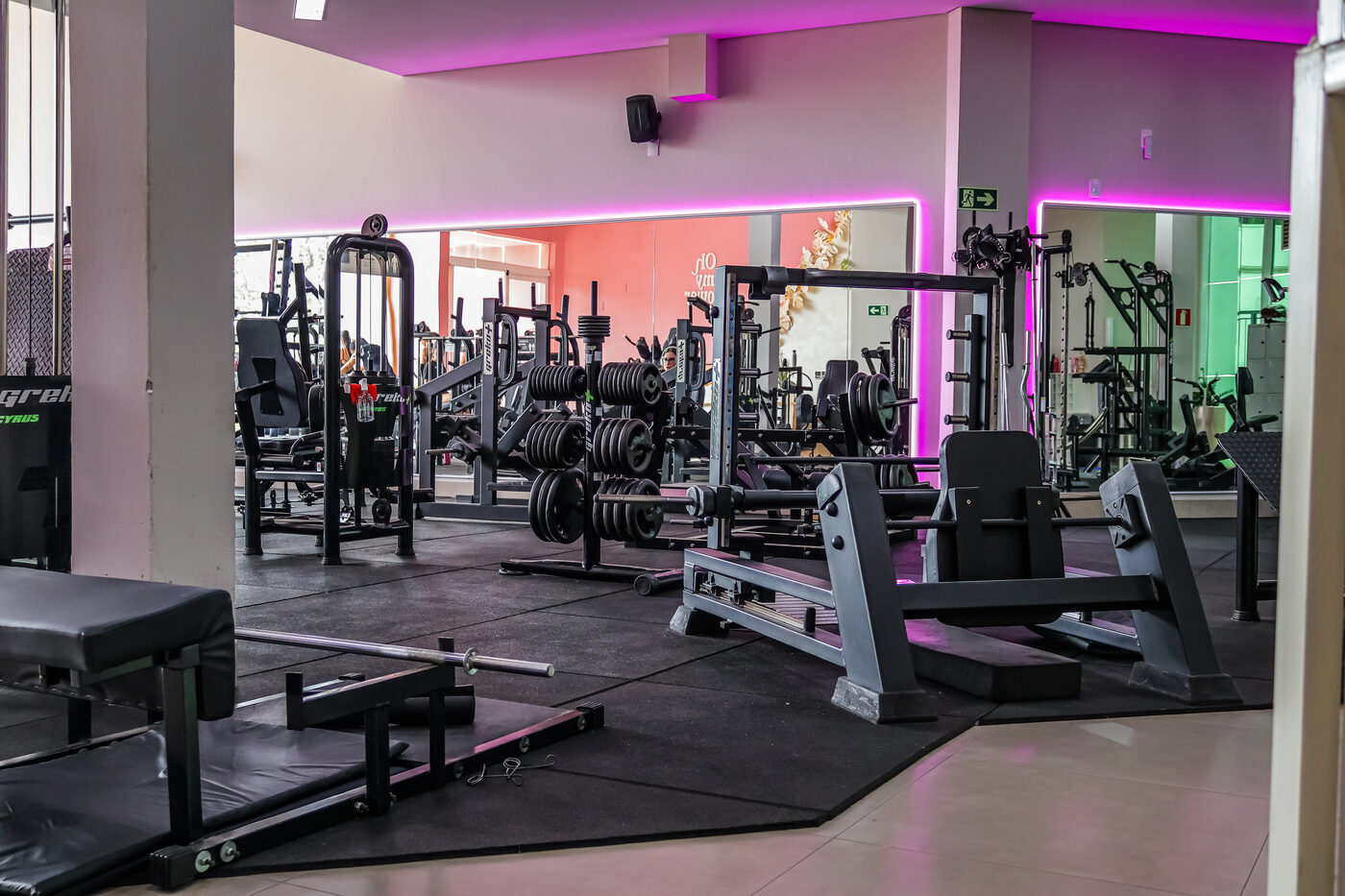Estação de musculação da Oh My Gym, com aparelhos e anilhas