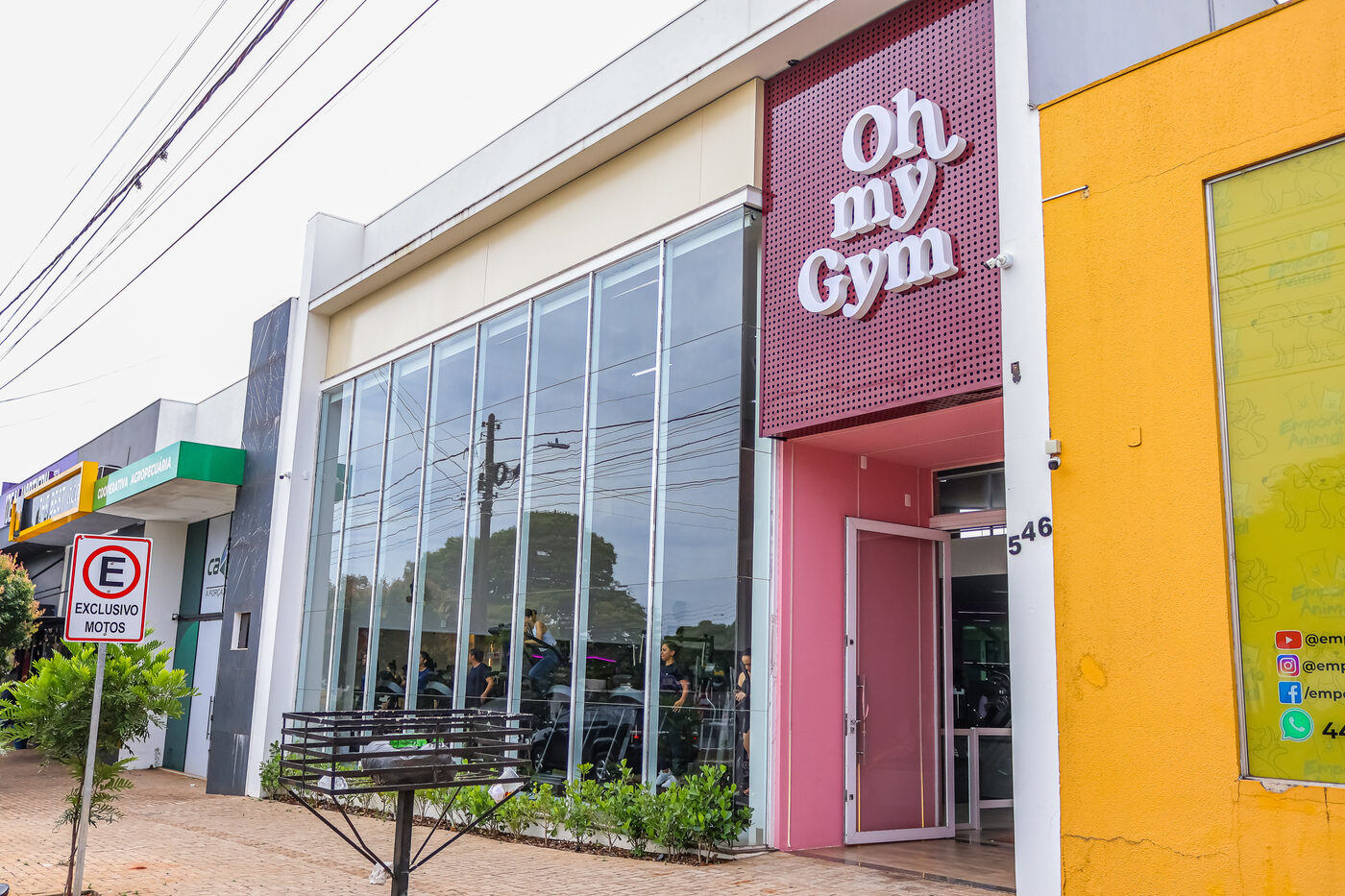 Fachada da Oh My Gym, com letreiro Oh my Gym na entrada