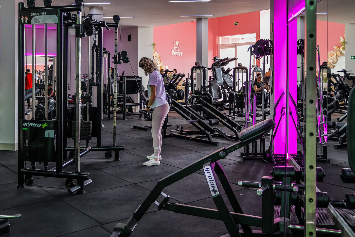 Área de treino funcional da Oh My Gym, com aparelho cross over