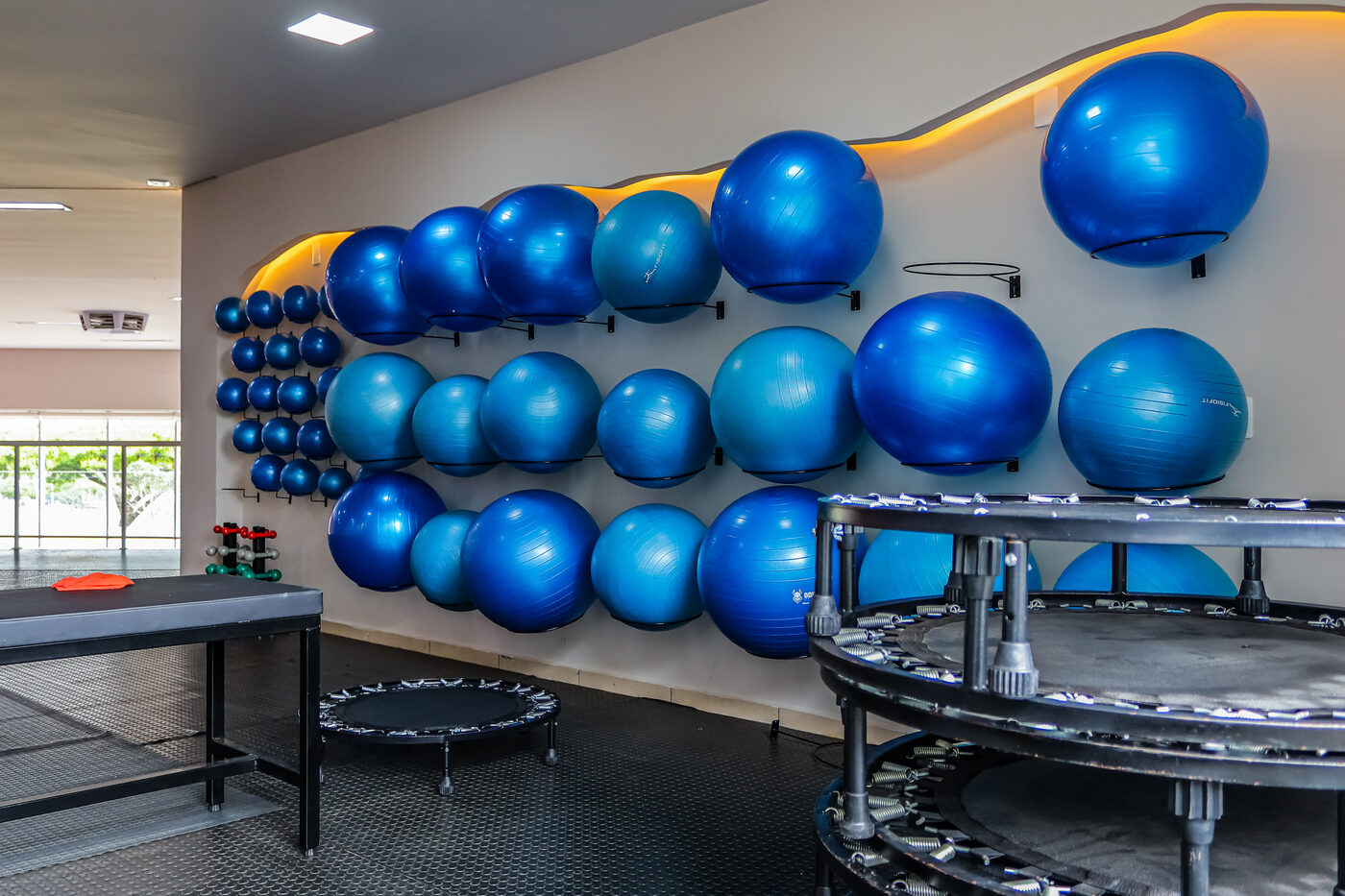 Sala de Jump da Oh My Gym, com as camas elásticas e bolas suíças