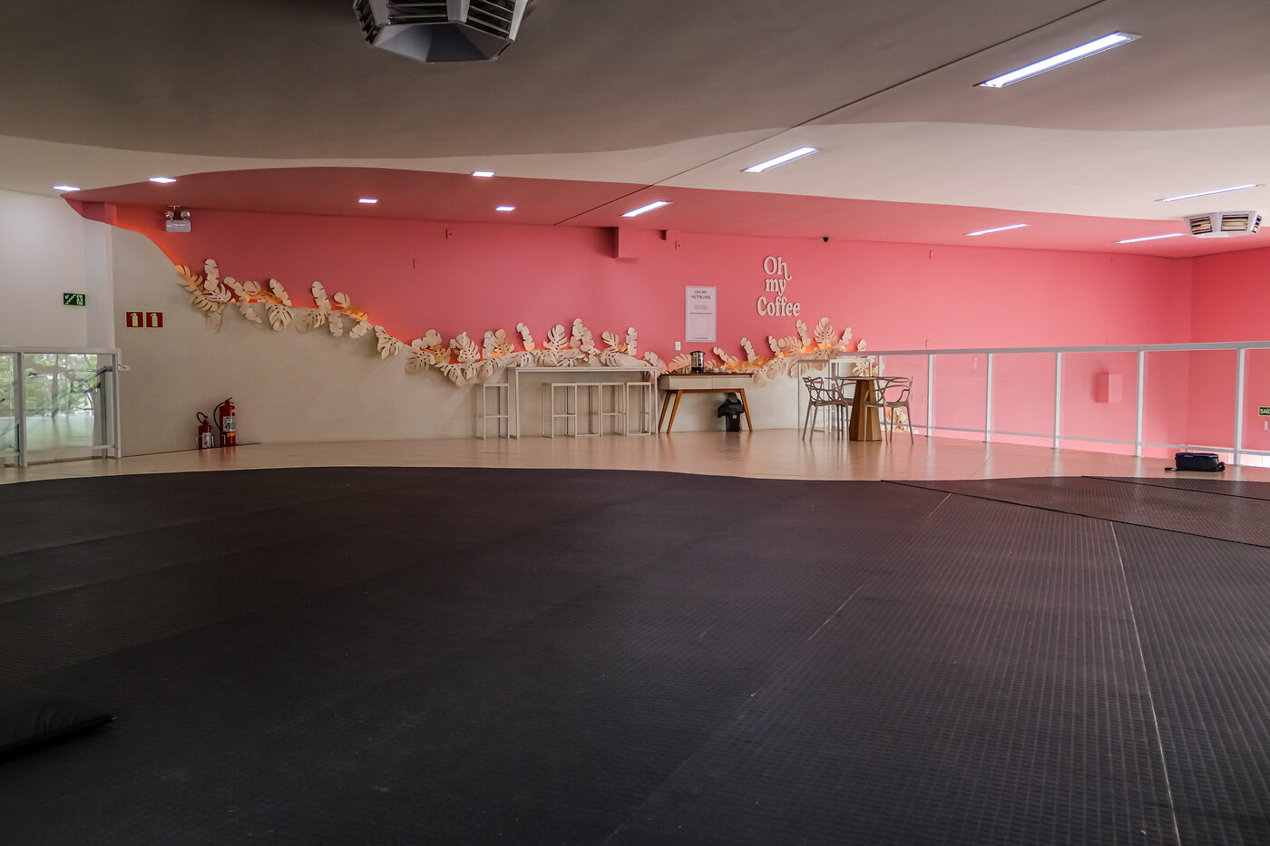 Vista geral do mezanino da Oh My Gym, com a sala de aulas ao fundo