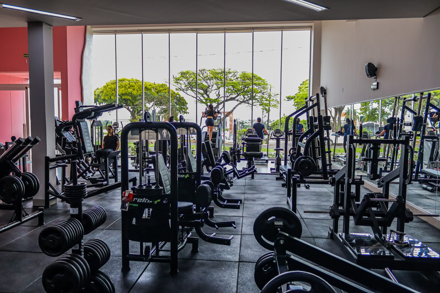 Área de musculação da Oh My Gym, com aparelhos e pesos livres