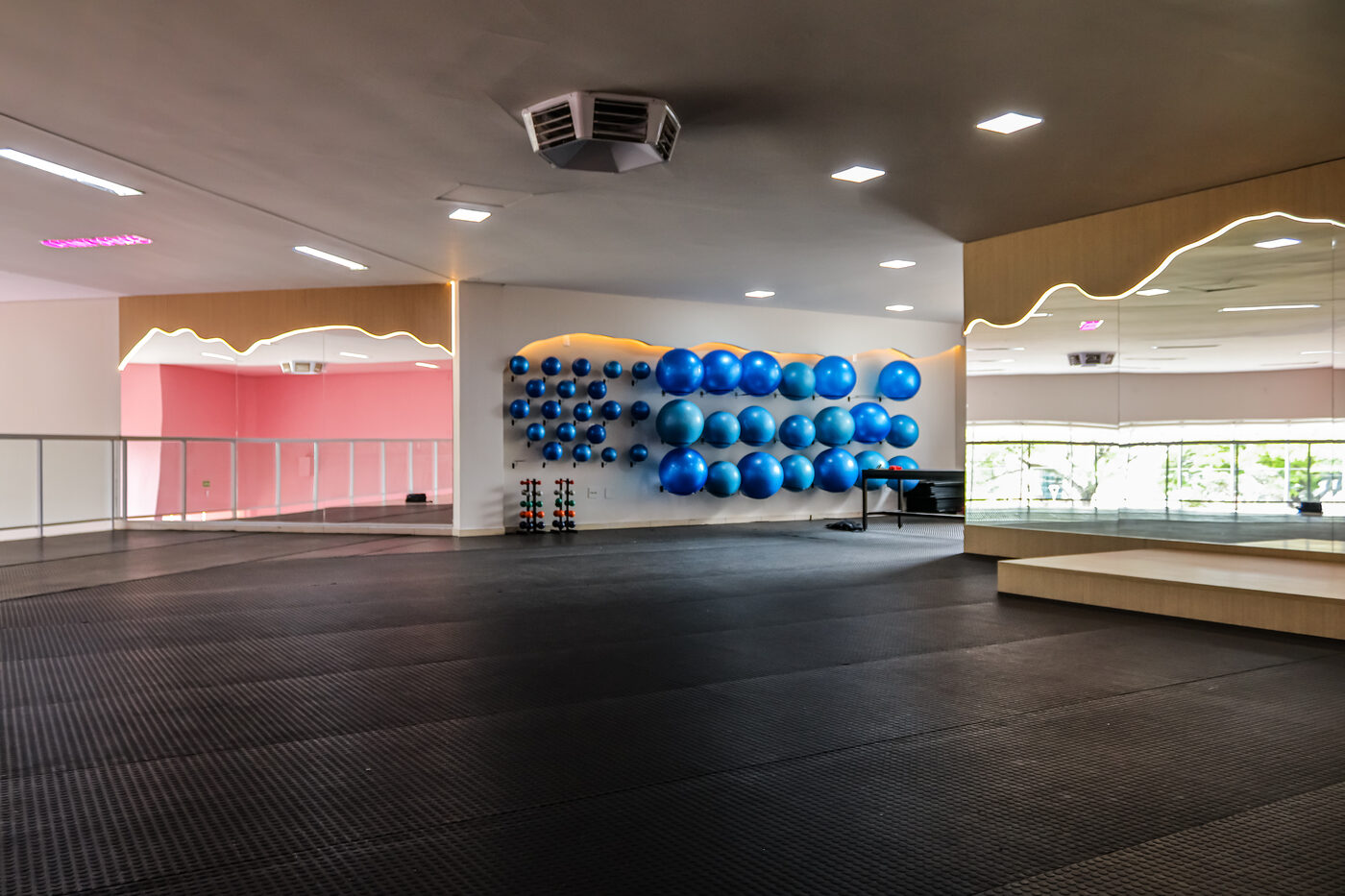 Sala de Pilates solo da Oh My Gym, com bolas suíças na parede