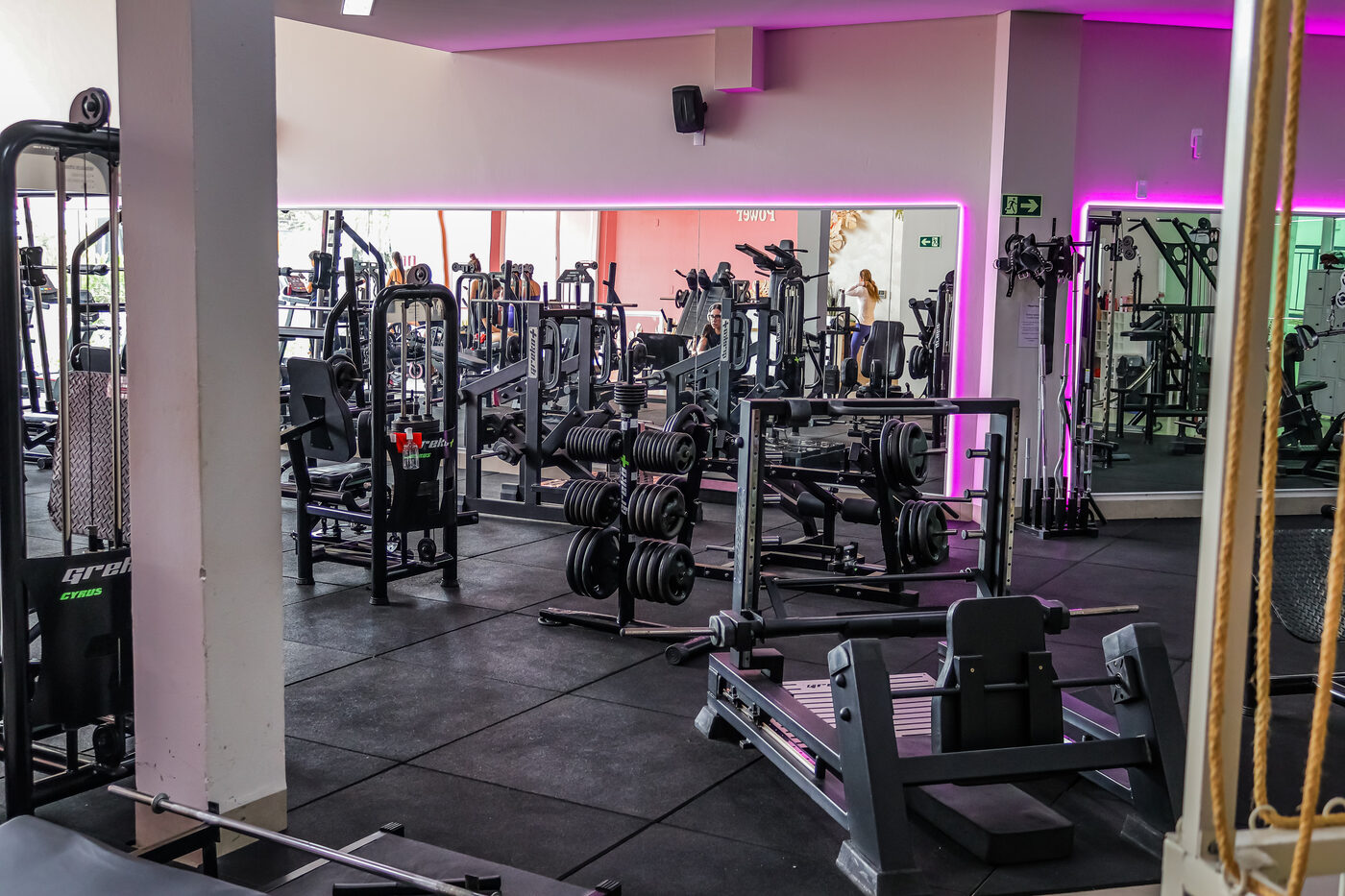 Rack de agachamento na área de musculação da Oh My Gym