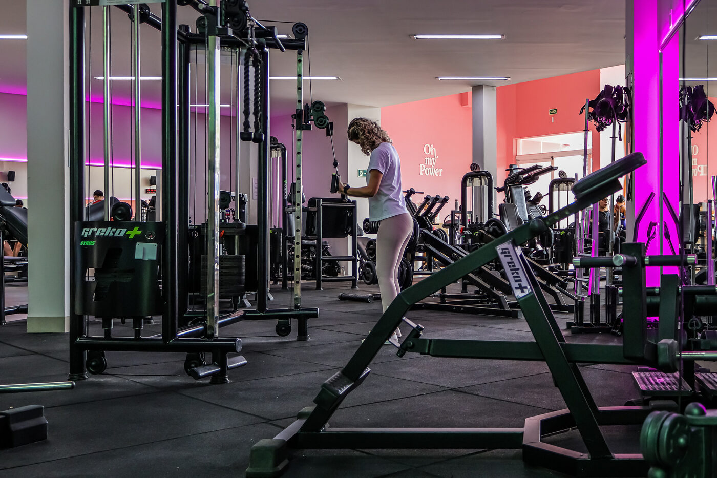 Aluna treinando com aparelho de cabos na Oh My Gym